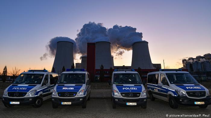 Police cars are parked outside of the Jänschwalde mine (picture-alliance/dpa/P. Pleul)