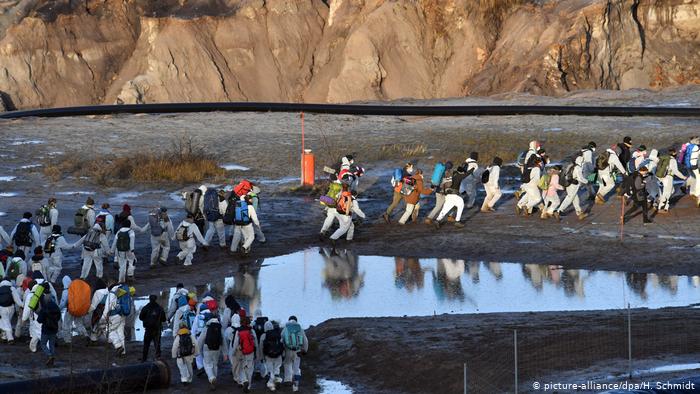 Climate activists storm the United Schleehain mine in the German state of Saxony (picture-alliance/dpa/H. Schmidt)