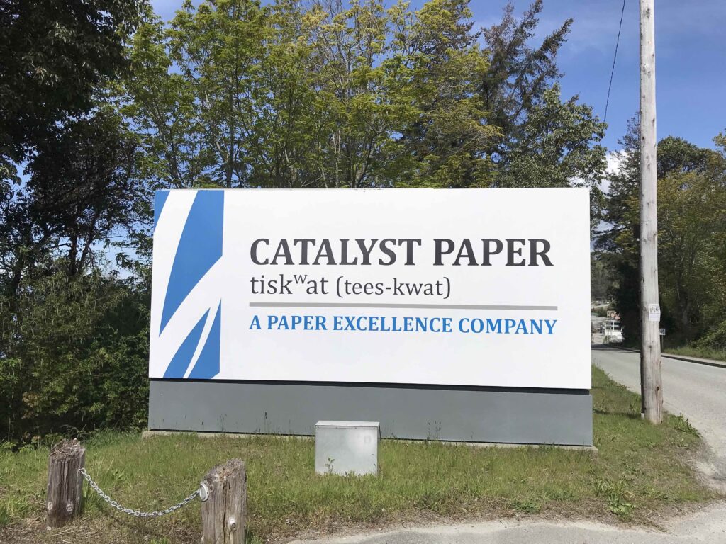 Sign for Catalyst Paper, a Paper Excellence company since 2019, tiskwat pulp mill in Powell River, which is now closed. Photo: Joan Baxter 